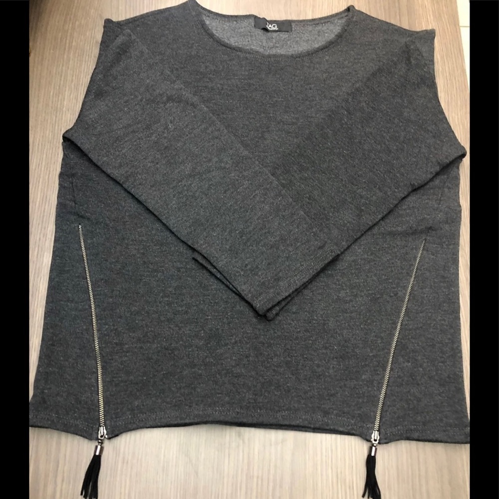 NWOT TAG SWEATER. SIZE M ~ Make in Korea